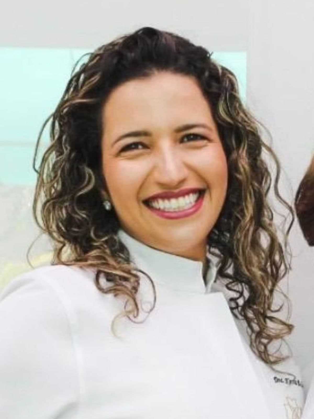 Dra. Bela Romio, Cirurgiã-Dentista, no ambiente de trabalho